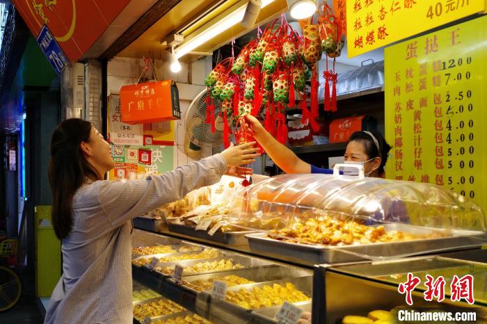 もうすぐ中秋節(jié)、広州で竹籠入りの子豚の形の月餅が人気に　広東省