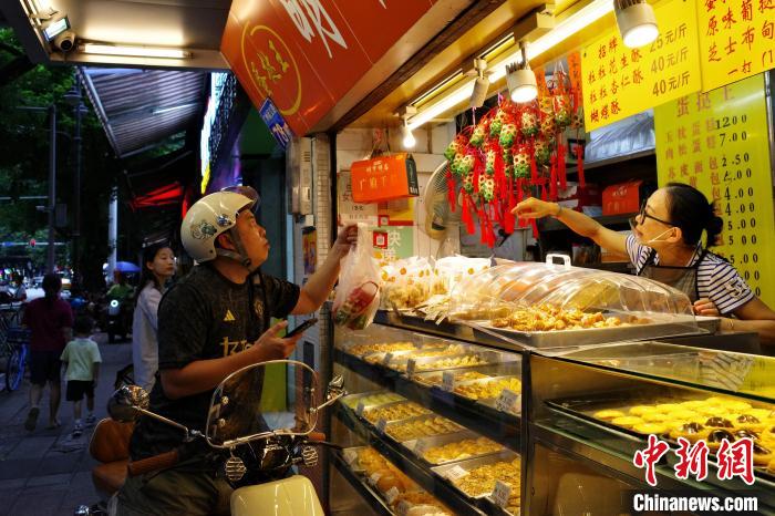 もうすぐ中秋節(jié)、広州で竹籠入りの子豚の形の月餅が人気に　広東省