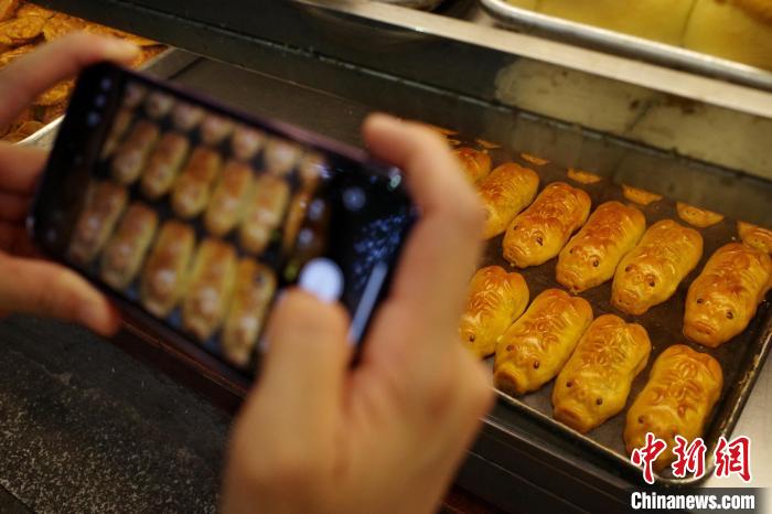 もうすぐ中秋節(jié)、広州で竹籠入りの子豚の形の月餅が人気に　広東省