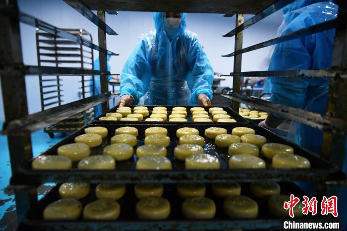 中秋節(jié)を控え、生産?販売に忙しい「月餅村」　河北省石家荘