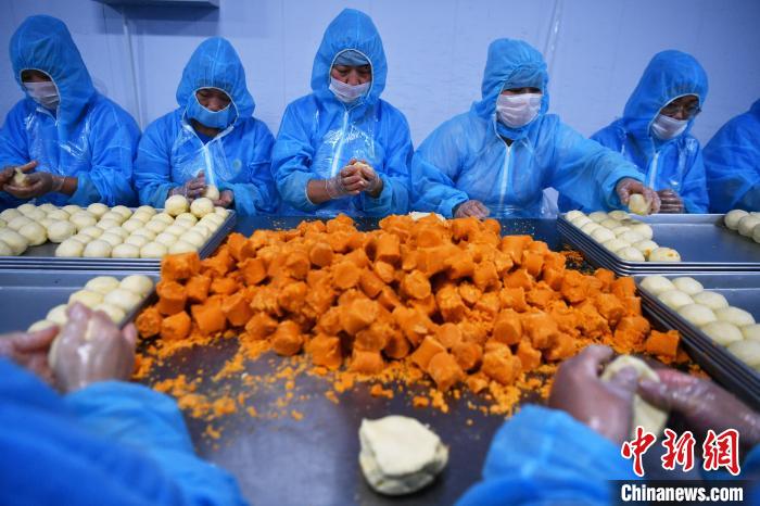 中秋節(jié)を控え、生産?販売に忙しい「月餅村」　河北省石家荘