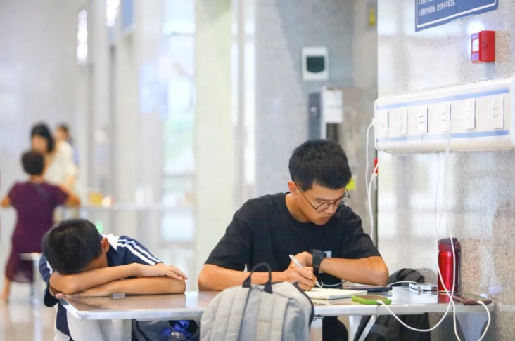 清流駅の待合スペースで自習(xí)したり、休んだりする學(xué)生たち（撮影?張海根）。