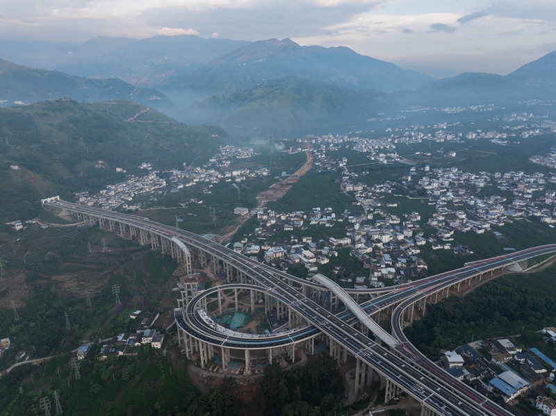 上空から見た建設(shè)中の宜攀高速（宜賓—攀枝花）寧南ジャンクション（7月2日にドローンで撮影?江宏景）。