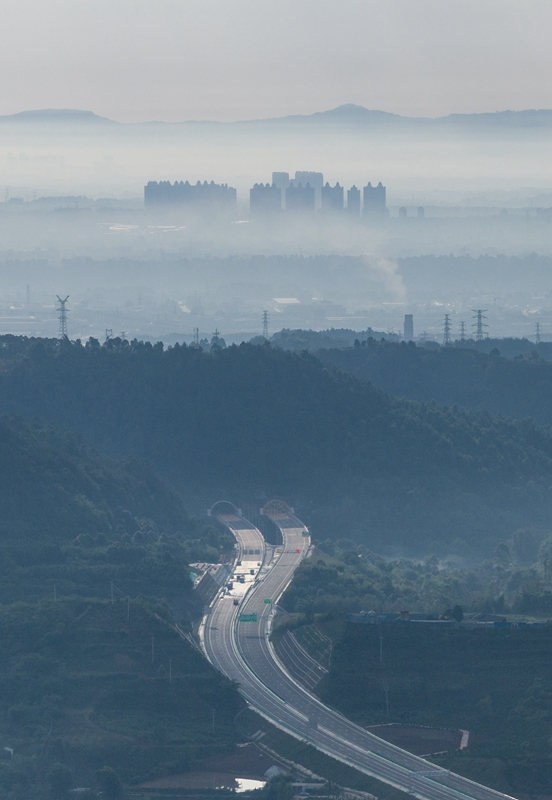 上空から見た天府新區(qū)‐邛崍高速道路の梨花山トンネル（7月2日にドローンで撮影?江宏景）。