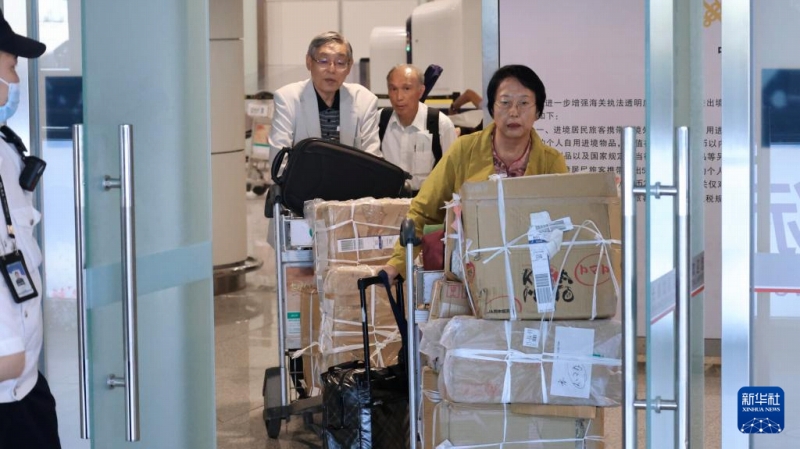 9月12日、空路で長春入りした日本民間口述歴史訪問講演団の一行10人（寫真提供?新華社）。