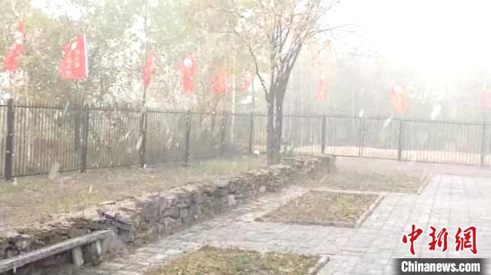 初雪が観測され、約4時(shí)間降り続けた「中國一寒い村」と呼ばれる黒竜江省大興安嶺地區(qū)呼中區(qū)（寫真提供?呼中區(qū)黨委員會(huì)宣伝部）。