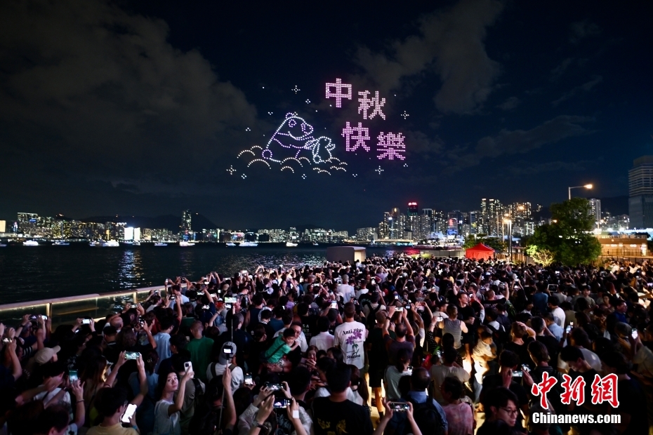 香港特區(qū)で中秋節(jié)ドローンショーが開(kāi)催