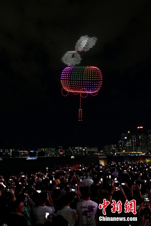 香港特區(qū)で中秋節(jié)ドローンショーが開催