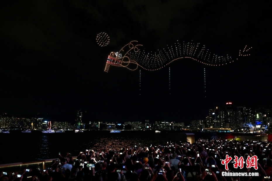 香港特區(qū)で中秋節(jié)ドローンショーが開(kāi)催