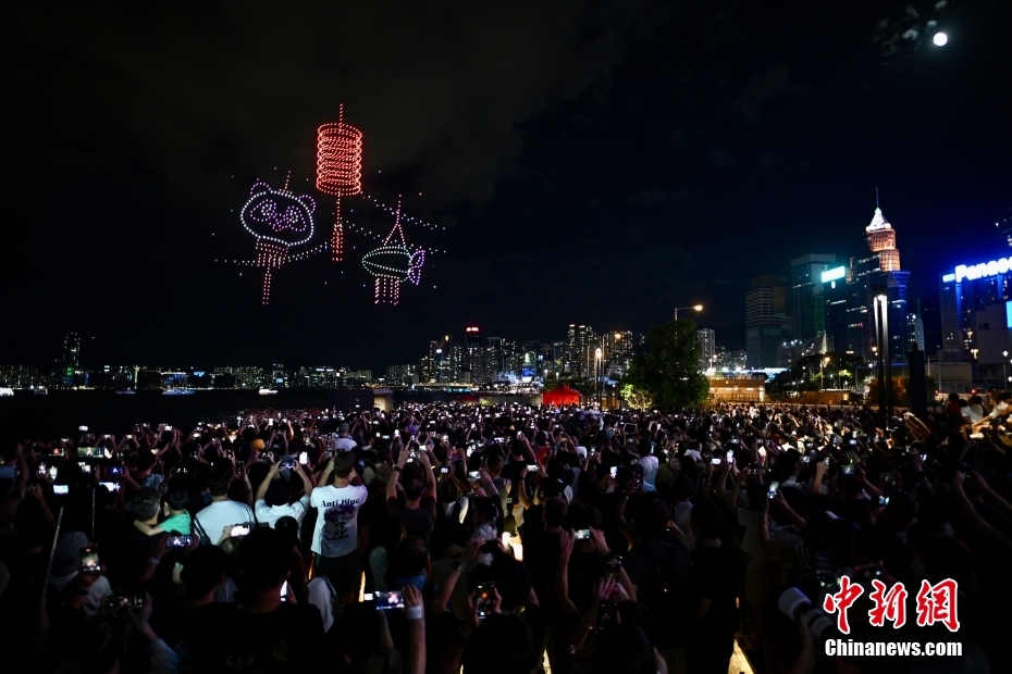 香港特區(qū)で中秋節(jié)ドローンショーが開催