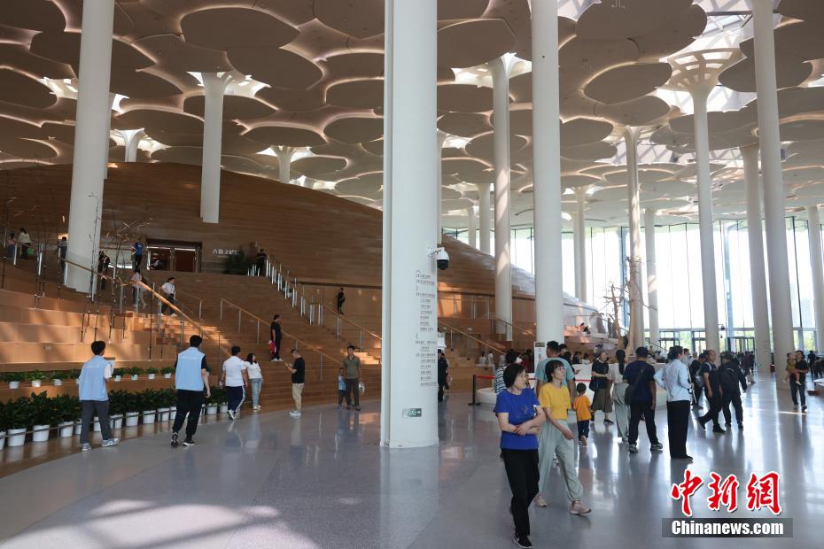 中秋節(jié)休暇に北京城市図書館に來館した人々（9月17日撮影?楊可佳）。