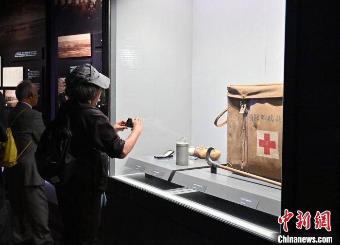 9月15日、吉林省長(zhǎng)春市の偽満皇宮博物院東北淪陷史陳列館を見(jiàn)學(xué)する中國(guó)侵略日本軍の子孫たち（撮影?張瑤）。