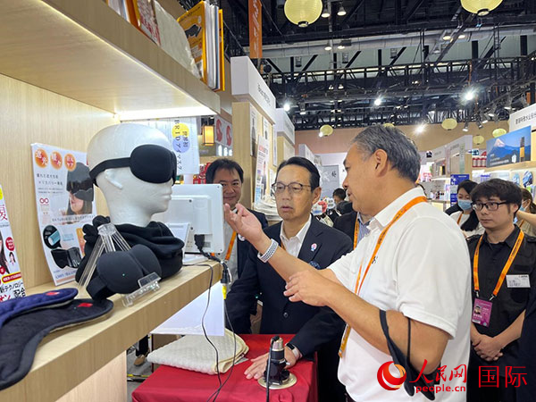 2024年中國(guó)國(guó)際サービス貿(mào)易交易會(huì)（CIFTIS）のジャパン?パビリオンを見學(xué)する日本の金杉憲治駐中國(guó)大使（左から2人目）。（撮影?盛楚宜）