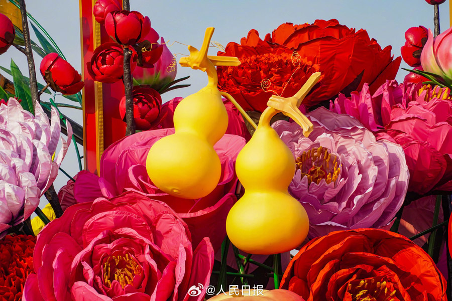 設(shè)営進(jìn)む國慶節(jié)の巨大花かご　北京市天安門広場