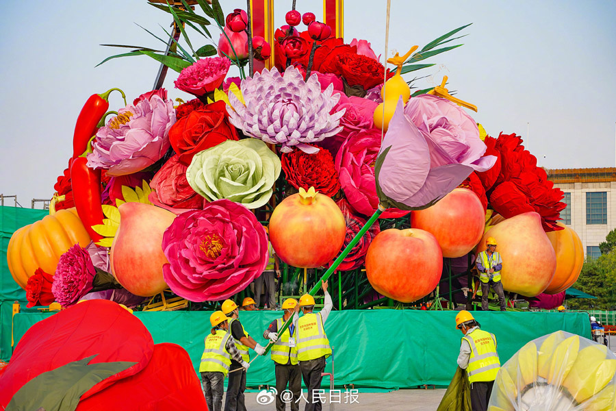 設(shè)営進(jìn)む國慶節(jié)の巨大花かご　北京市天安門広場