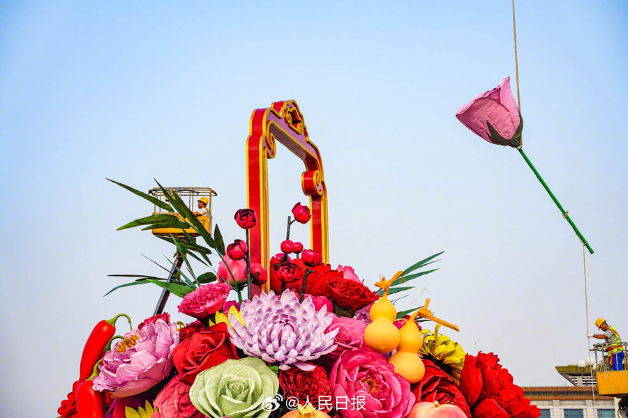 設(shè)営進(jìn)む國慶節(jié)の巨大花かご　北京市天安門広場(chǎng)