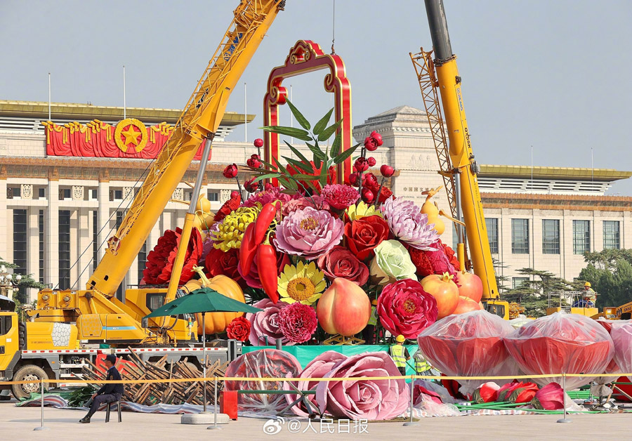 設(shè)営進む國慶節(jié)の巨大花かご　北京市天安門広場