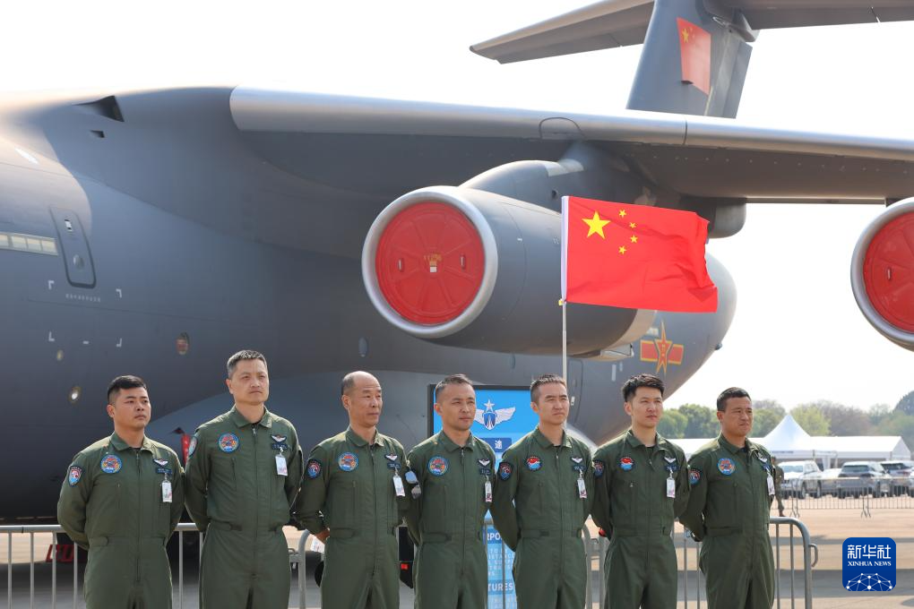 南アフリカの首都プレトリアで開催中のアフリカ航空宇宙?防衛(wèi)展で撮影された中國空軍機「運-20」の乗組員（9月18日、撮影?閆嘉立）