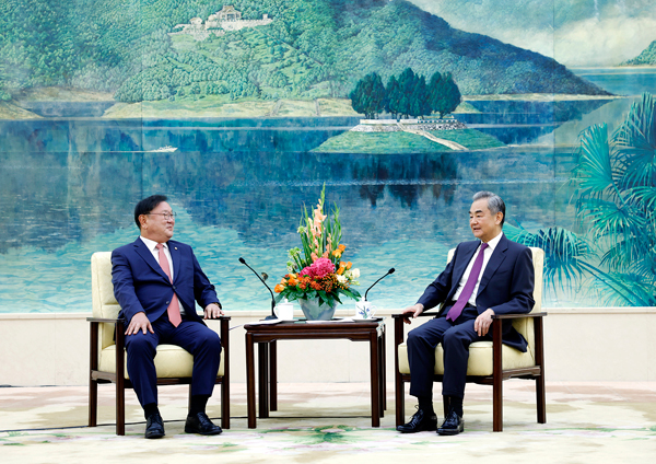 王毅氏が金太年?韓中議員連盟會(huì)長(zhǎng)と會(huì)談