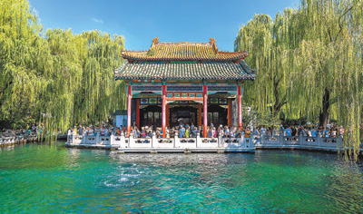 泉が數(shù)多くあるため「泉城」と呼ばれている済南市にある「天下一の泉」の趵突泉（撮影?徐舟）。