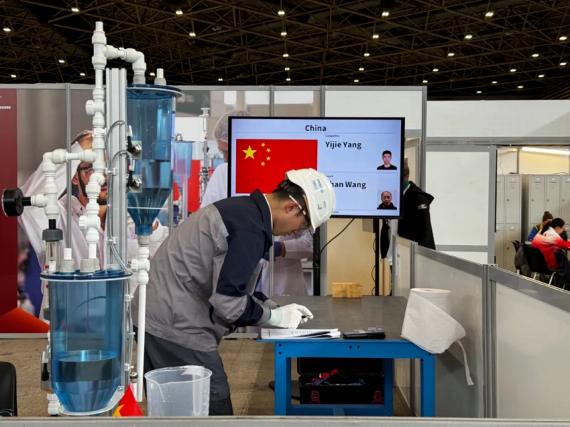 9月12日、フランス?リヨンで開催された第47回技能五輪國際大會の水技術(shù)の競技に出場した中國人選手（撮影?羅毓）。