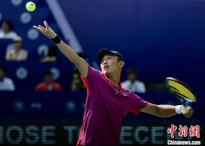 男子テニス成都オープンで中國の商竣程選手が2回戦進(jìn)出　四川省