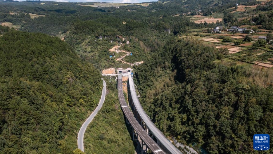 武道高速道路の子母巖特長トンネルが両方向とも無事貫通　貴州省