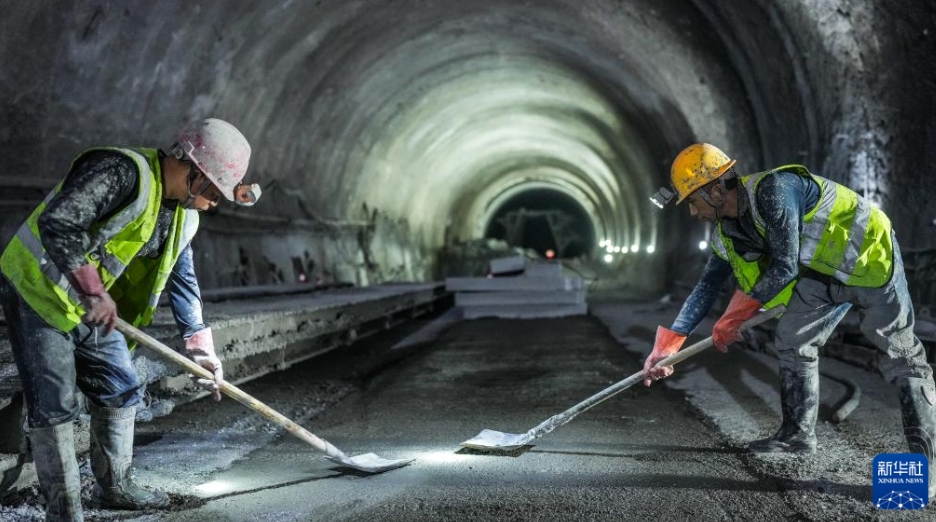 武道高速道路の子母巖特長トンネルが両方向とも無事貫通　貴州省
