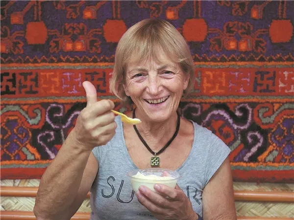 新疆維吾爾（ウイグル）自治區(qū)喀什の茶館でヨーグルトを味わうヴィエナ?カンマロータさん。