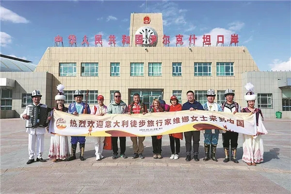 現(xiàn)地の人々に歓迎されるヴィエナ?カンマロータさん。