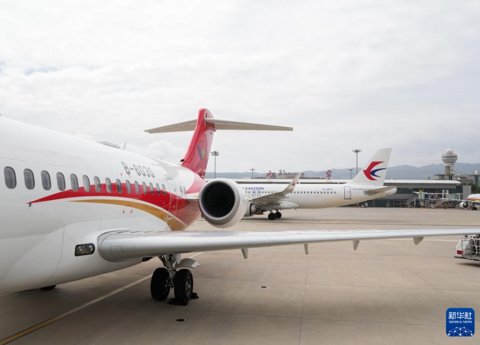 國(guó)産ジェット機(jī)ARJ21が青蔵高原を周回