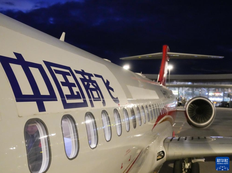 國(guó)産ジェット機(jī)ARJ21が青蔵高原を周回