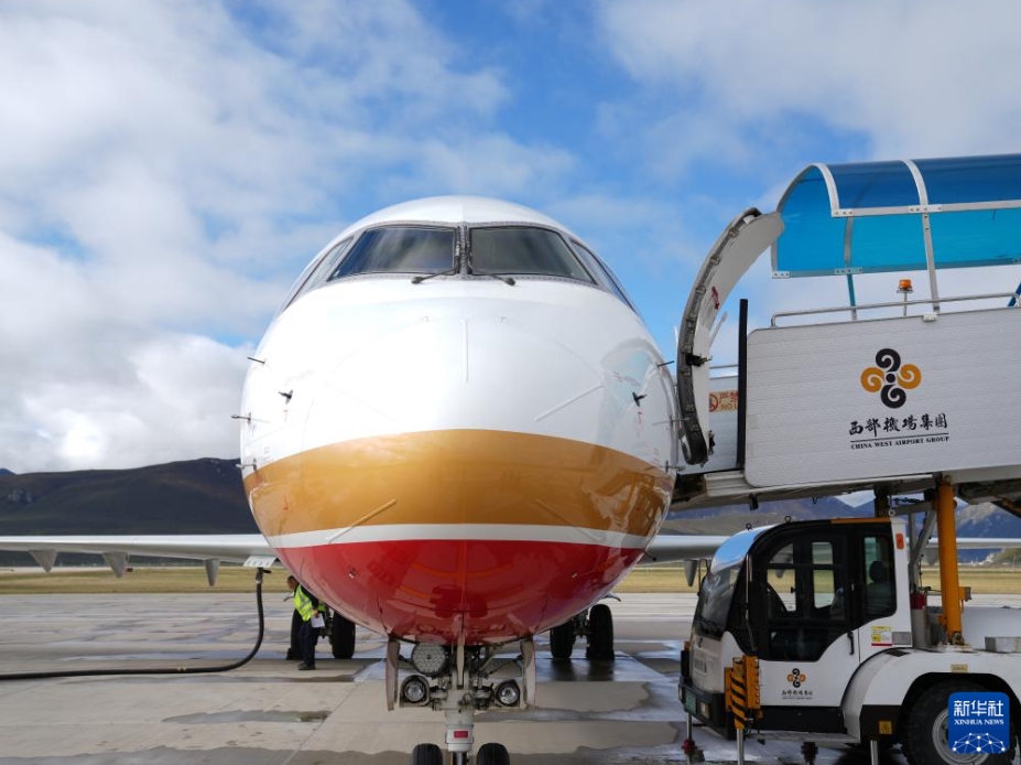 國産ジェット機ARJ21が青蔵高原を周回