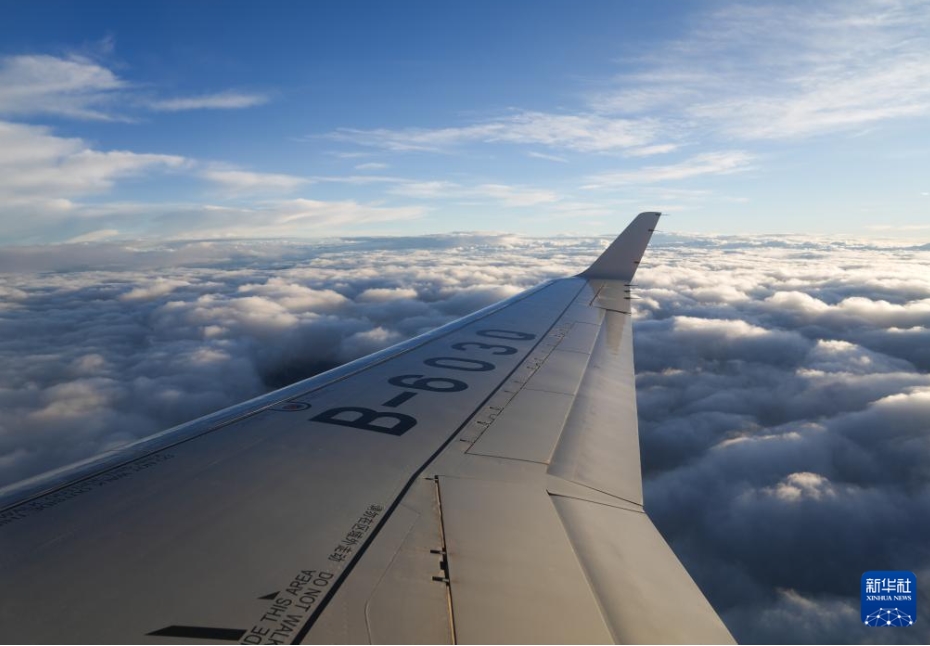 國(guó)産ジェット機(jī)ARJ21が青蔵高原を周回