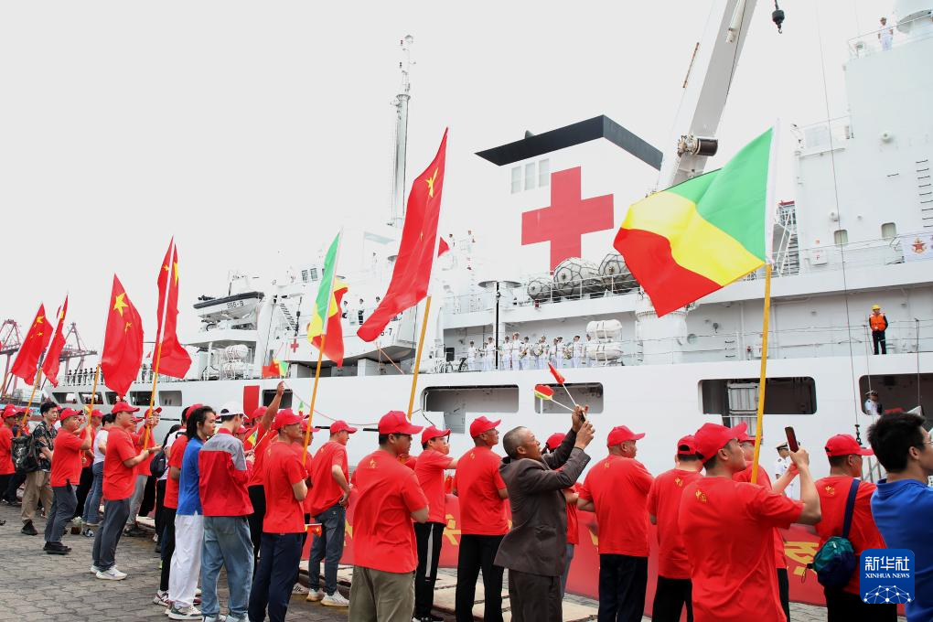 中國(guó)海軍の病院船「平和の方舟」がコンゴ共和國(guó)訪(fǎng)問(wèn)を終えてガボンへ