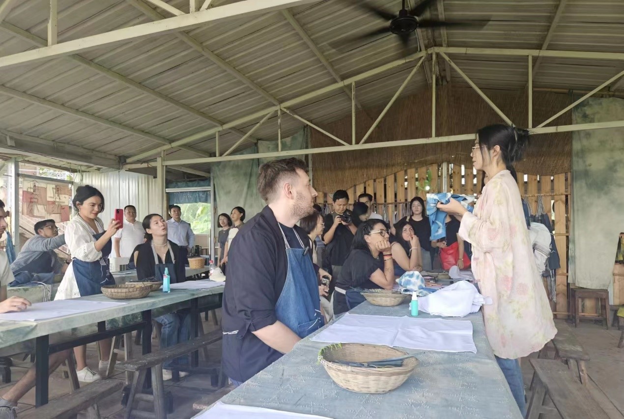 ラテンアメリカ諸國(guó)の記者が四川省の明月村で伝統(tǒng)的な藍(lán)染めを體験