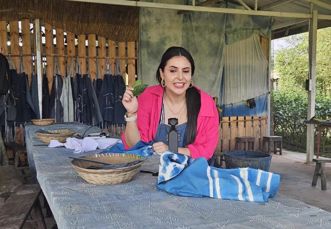 ラテンアメリカ諸國の記者が四川省の明月村で伝統(tǒng)的な藍染めを體験