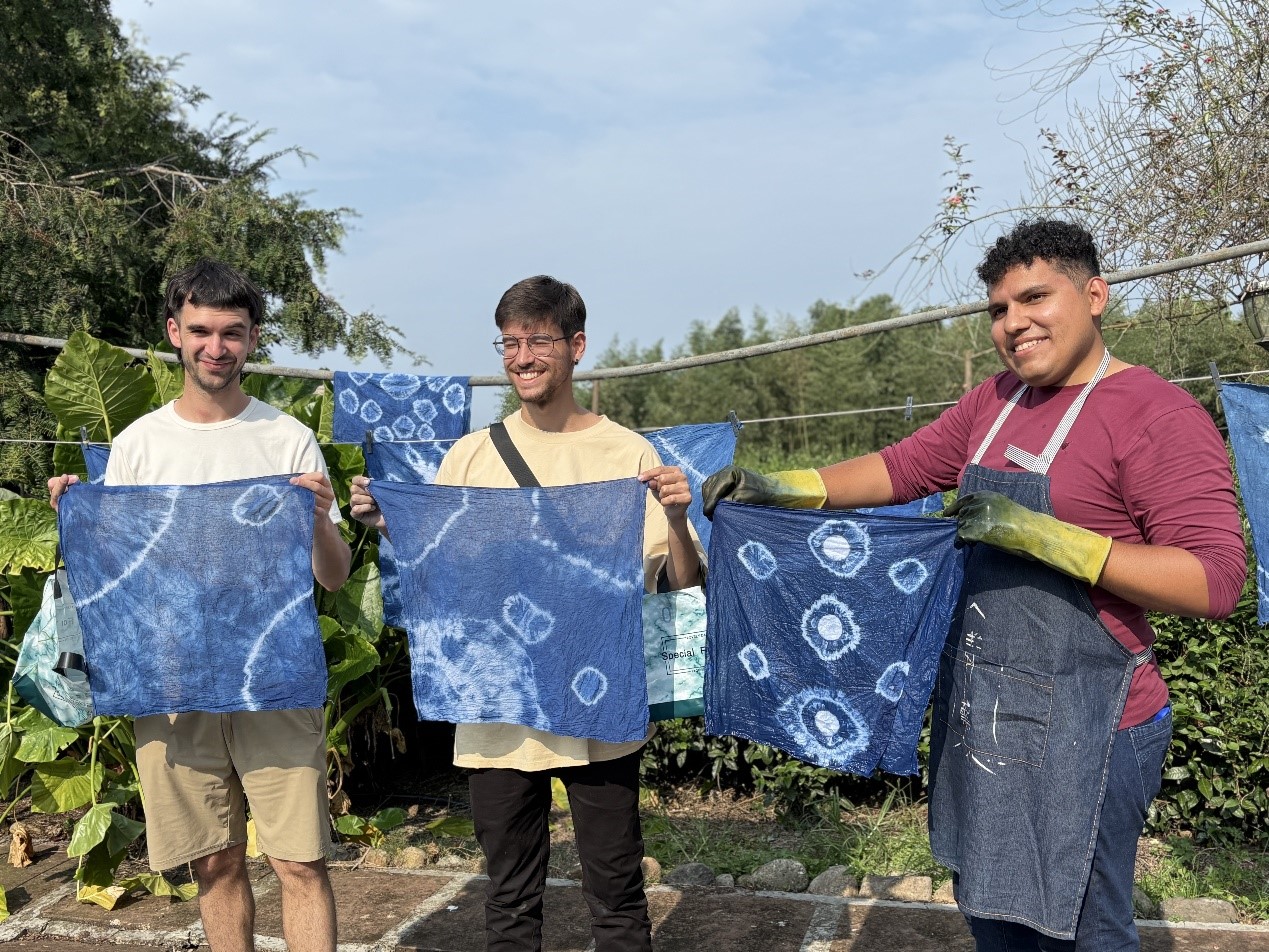 ラテンアメリカ諸國の記者が四川省の明月村で伝統(tǒng)的な藍染めを體験