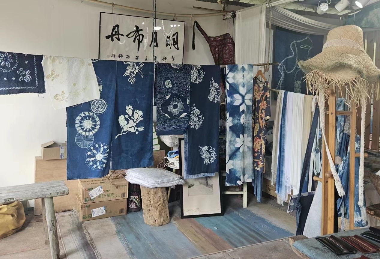 ラテンアメリカ諸國の記者が四川省の明月村で伝統(tǒng)的な藍染めを體験