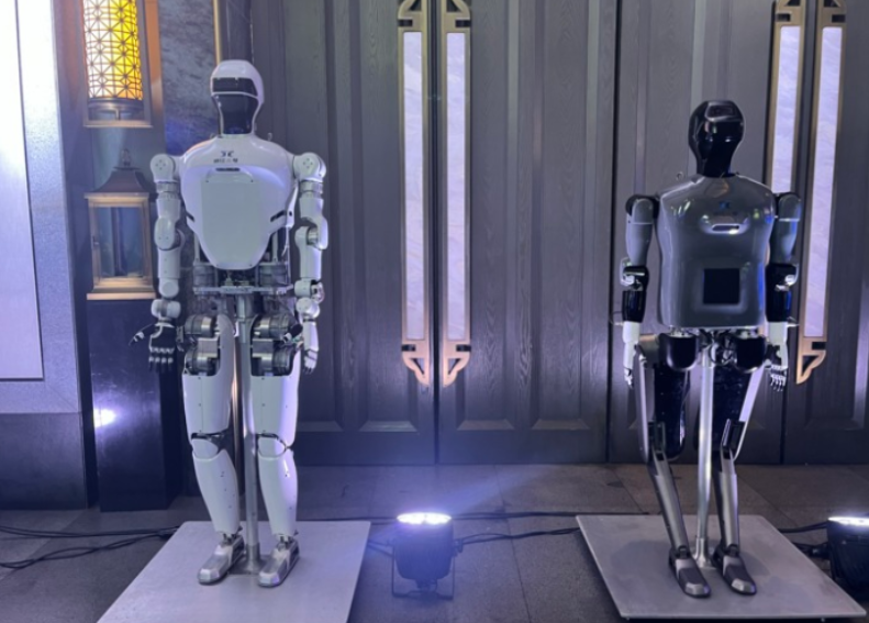 「啓江2號」（左）と「啓江1號」（右）