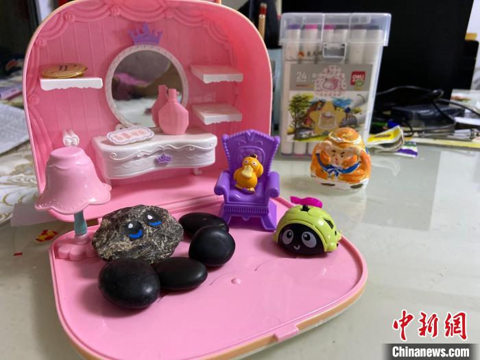 天碩ちゃんの學(xué)習(xí)機(jī)の上に置かれているペットストーンとその家や仲間の石(畫(huà)像提供?取材対応者) 。