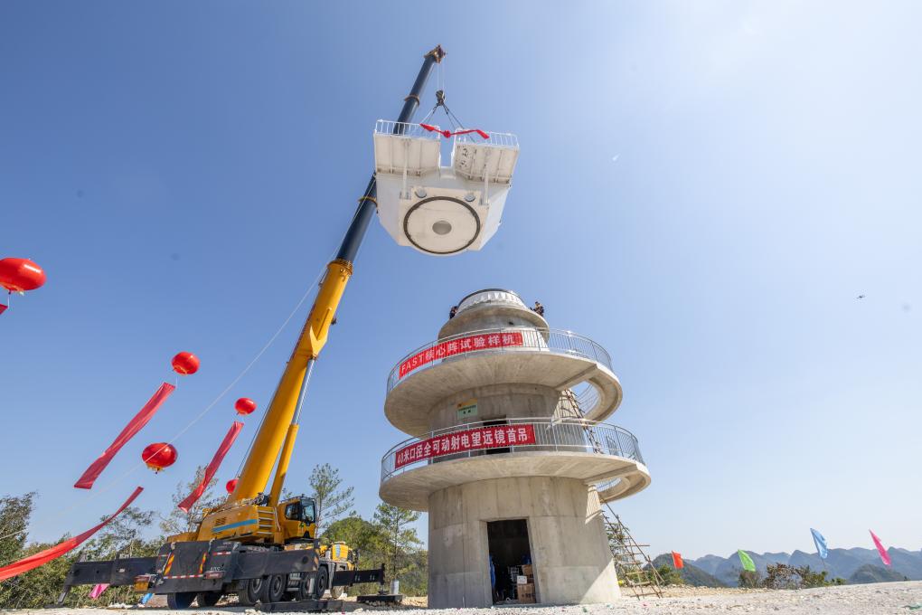 25日、據(jù)付中の1臺目のコアアレイ試験試作機(jī)。撮影?歐東衢