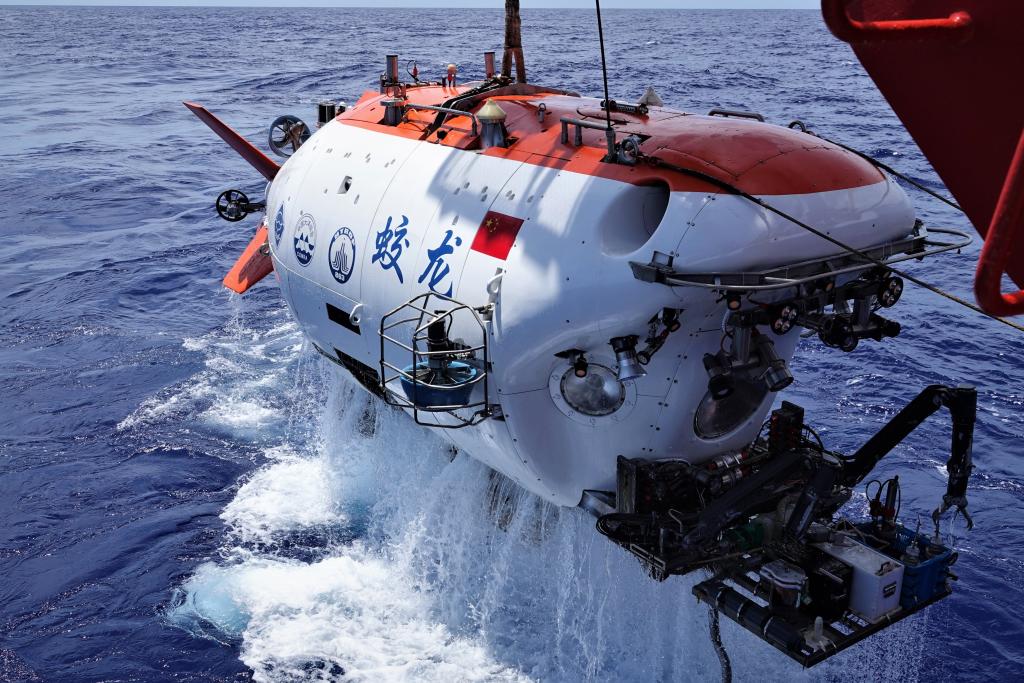 8月18日、同日の潛水作業(yè)を完了した2024西太平洋國際航?？茖W調査ミッションを遂行する「蛟竜號」。撮影?王聿昊