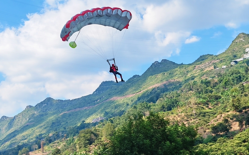 ベースジャンプで競い合うアスリート。
