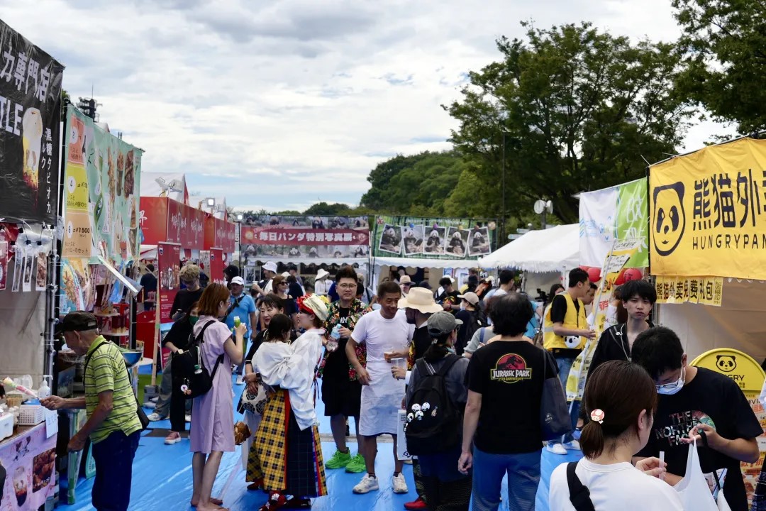 大勢の來場者で賑わうグルメコーナー（寫真提供?主催者）。