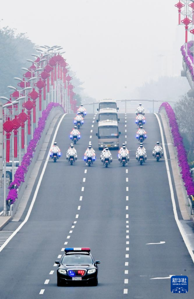 9月29日、國(guó)家勲章の受章者と國(guó)家栄譽(yù)稱號(hào)の被授與者を乗せ、國(guó)賓護(hù)衛(wèi)隊(duì)の先導(dǎo)で人民大會(huì)堂に向かう専用車（撮影?高潔）。