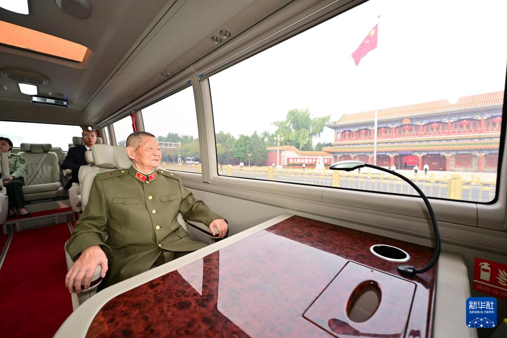 國(guó)家勲章と國(guó)家栄譽(yù)稱號(hào)の授與式が開催、出席者が人民大會(huì)堂へ