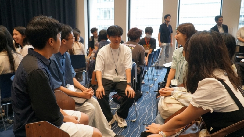 交流する中日の若者。撮影?蔣暁辰