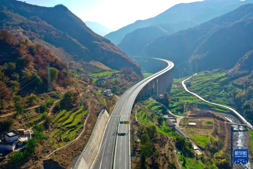 雲(yún)南省の華麗高速道路が全線開(kāi)通　麗江と攀枝花を繋ぐ初の高速道路