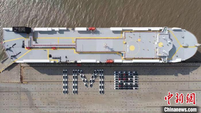 9月28日、上海南港埠頭で船積みを待つテスラの新エネ車（寫真提供?テスラ）。